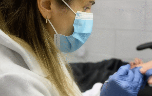 kons.pod. Image Подолог у Харкові проводить огляд і догляд за стопами пацієнта у стерильних умовах. Кабінет подології PodoExpert.`